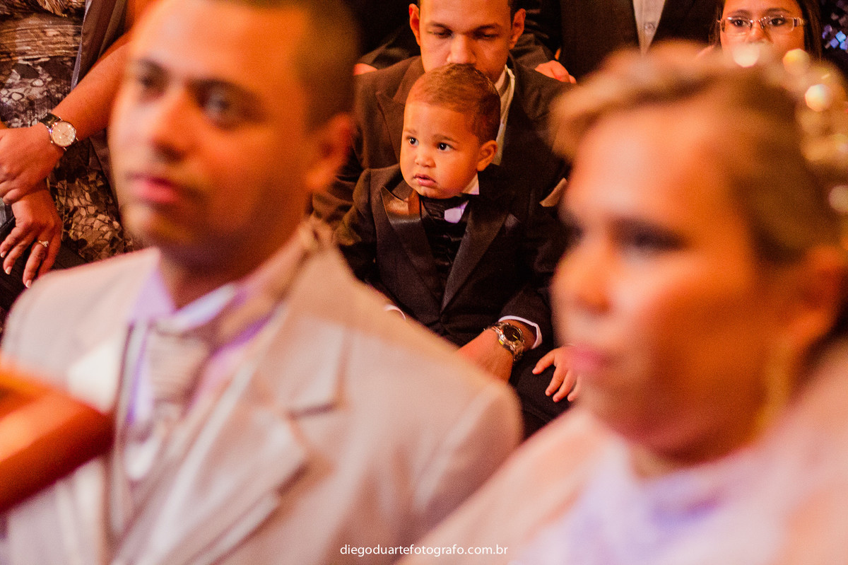 noivos ajoelhados no altar, cerimônia de dia, casamento de dia, fotógrafo de casamento RJ, Tijuca, fotógrafo criativo, Rio de janeiro