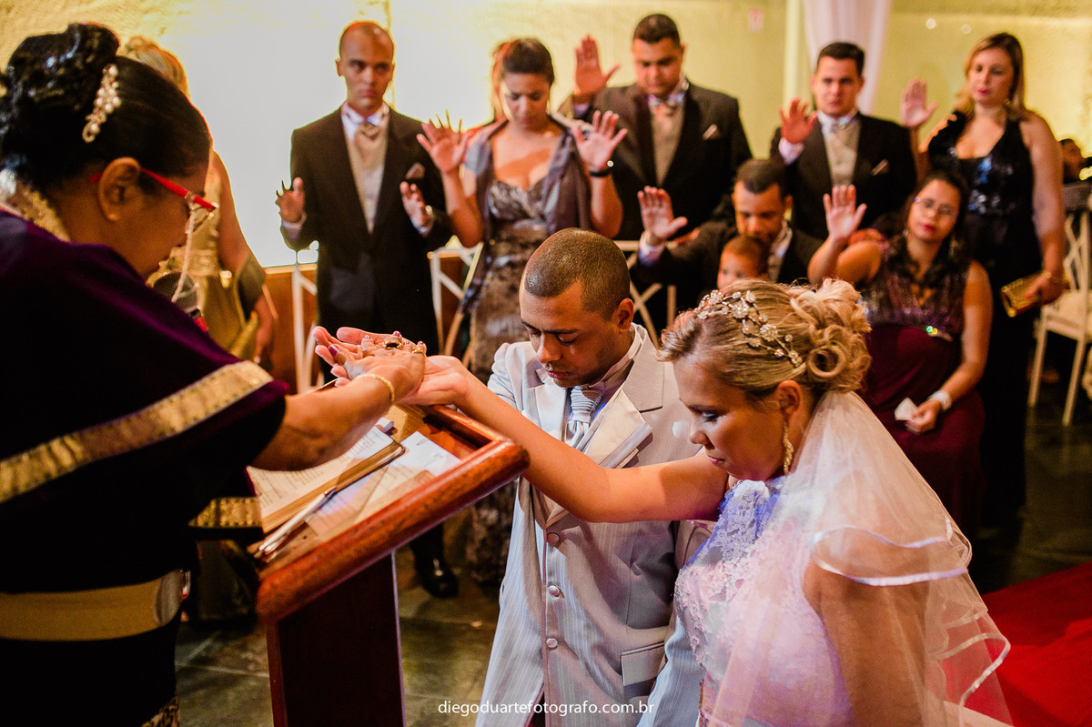 pastora orando pelos noivos, cerimônia de dia, casamento de dia, fotógrafo de casamento RJ, Tijuca, fotógrafo criativo, Rio de janeiro