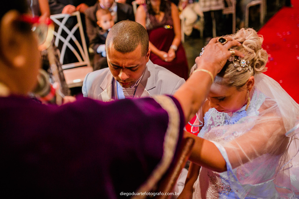 pastora com a mão na cabeça da noiva, cerimônia de dia, casamento de dia, fotógrafo de casamento RJ, Tijuca, fotógrafo criativo, Rio de janeiro