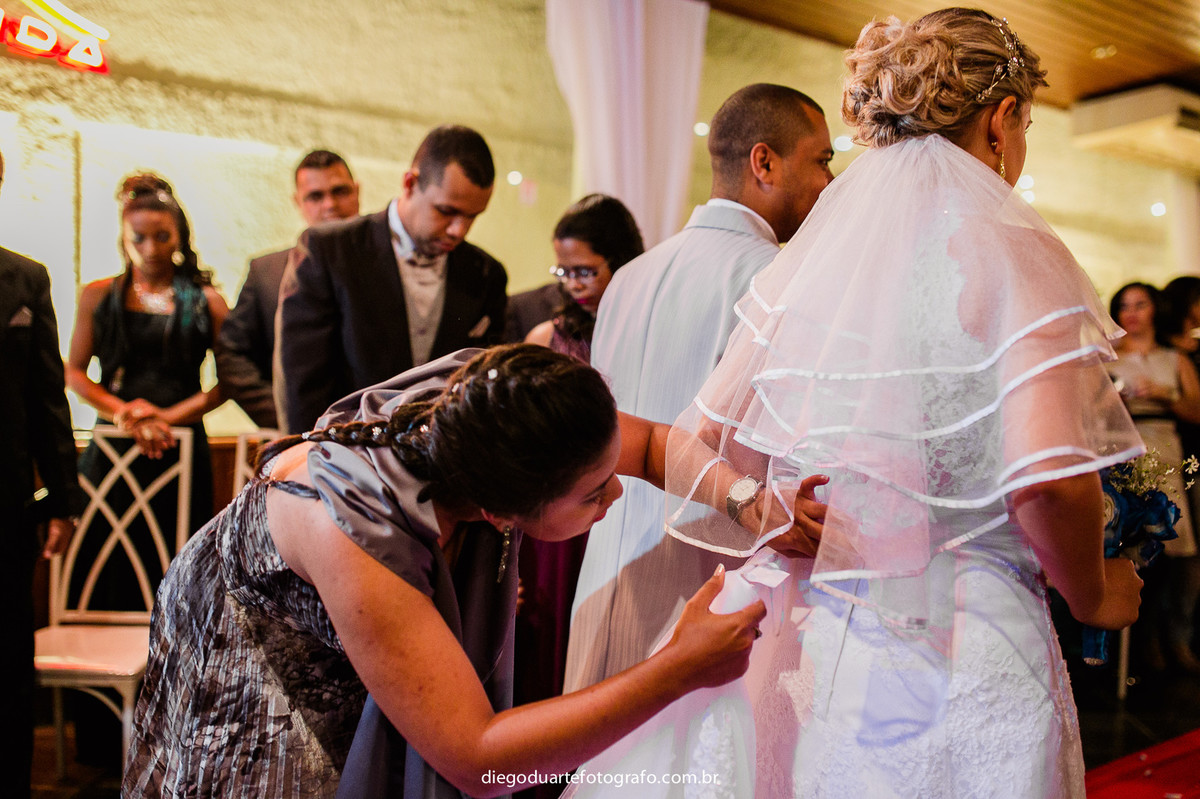 madrinha ajeitando o vestido da noiva, cerimônia de dia, casamento de dia, fotógrafo de casamento RJ, Tijuca, fotógrafo criativo, Rio de janeiro