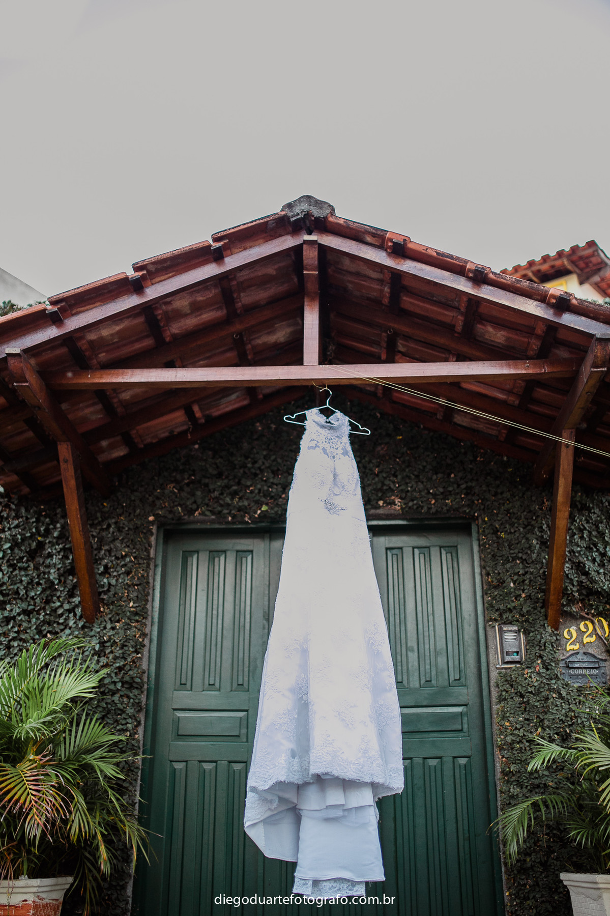 foto do vestido da noiva na frente da casa de festa tenda rio de janeiro, cerimônia de dia, casamento de dia, fotógrafo de casamento RJ, Tijuca, fotógrafo criativo, Rio de janeiro