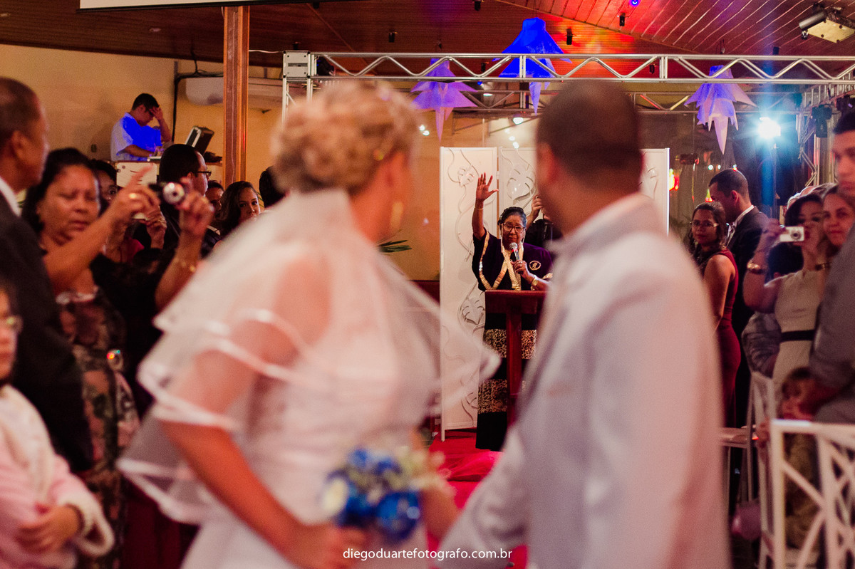 celebrante fala a ultima palavra para os noivos, cerimônia de dia, casamento de dia, fotógrafo de casamento RJ, Tijuca, fotógrafo criativo, Rio de janeiro