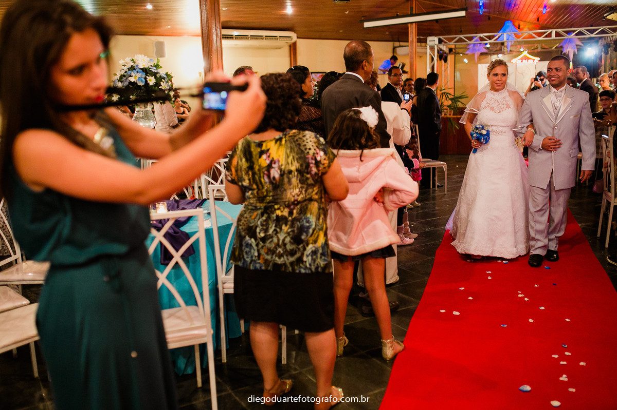 convidada fotografando os noivos, cerimônia de dia, casamento de dia, fotógrafo de casamento RJ, Tijuca, fotógrafo criativo, Rio de janeiro