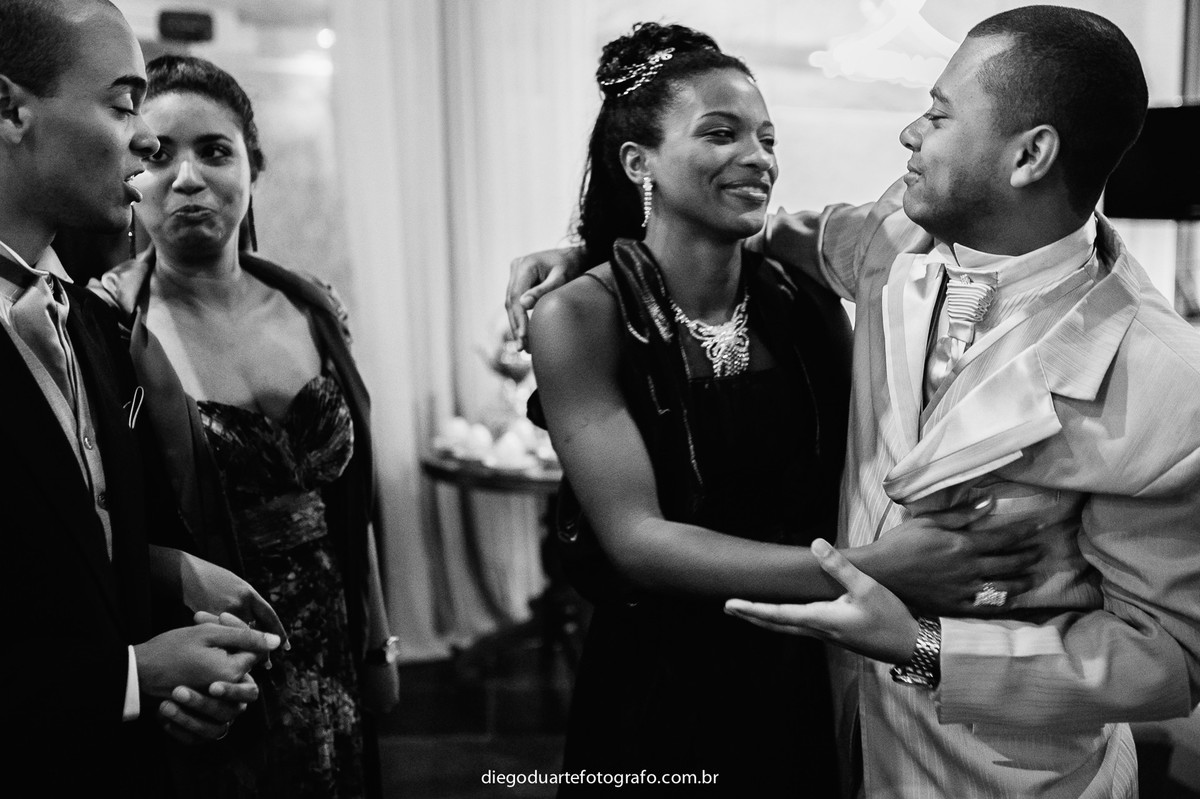 abraço entre noivo e irmã, cerimônia de dia, casamento de dia, fotógrafo de casamento RJ, Tijuca, fotógrafo criativo, Rio de janeiro