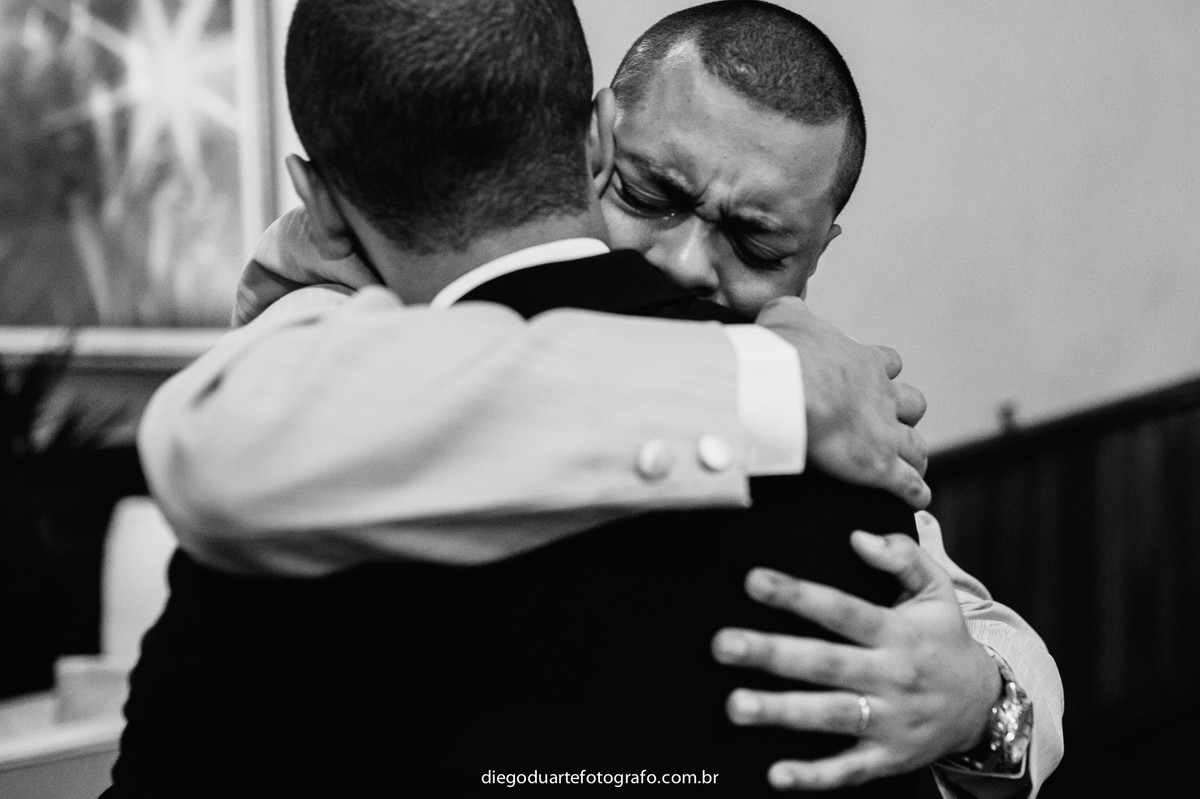 lagrimas ao noivo abraçar o irmão, cerimônia de dia, casamento de dia, fotógrafo de casamento RJ, Tijuca, fotógrafo criativo, Rio de janeiro