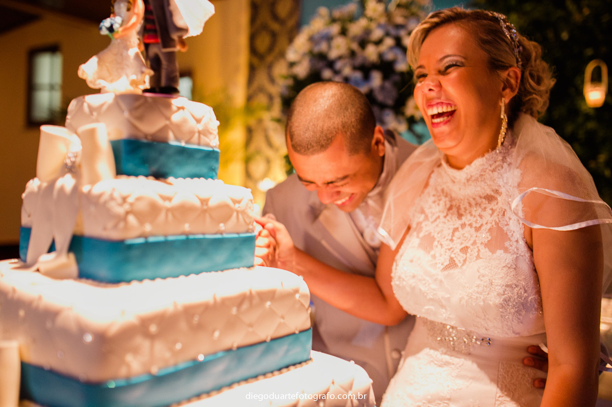 noivos cortando o bolo de casamento de verdade, cerimônia de dia, casamento de dia, fotógrafo de casamento RJ, Tijuca, fotógrafo criativo, Rio de janeiro