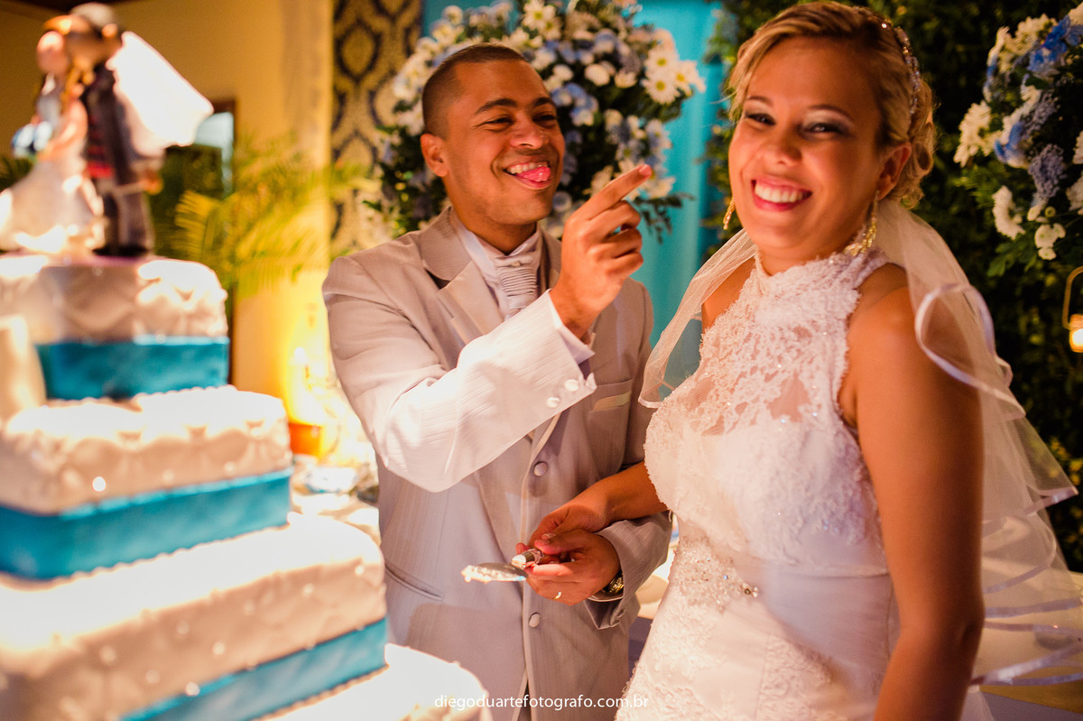 noivo querendo passar bolo no rosto da noiva, vestido de noiva,cerimônia de dia, casamento de dia, fotógrafo de casamento RJ, Tijuca, fotógrafo criativo, Rio de janeiro