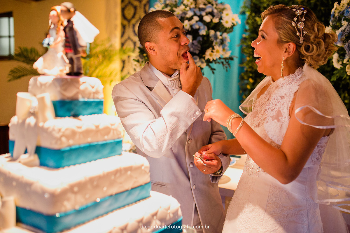 noivo lambendo dedo de bolo de casamento,cerimônia de dia, casamento de dia, fotógrafo de casamento RJ, Tijuca, fotógrafo criativo, Rio de janeiro