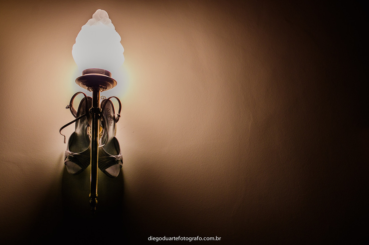 foto do sapato da noiva na luminária, cerimônia de dia, casamento de dia, fotógrafo de casamento RJ, Tijuca, fotógrafo criativo, Rio de janeiro