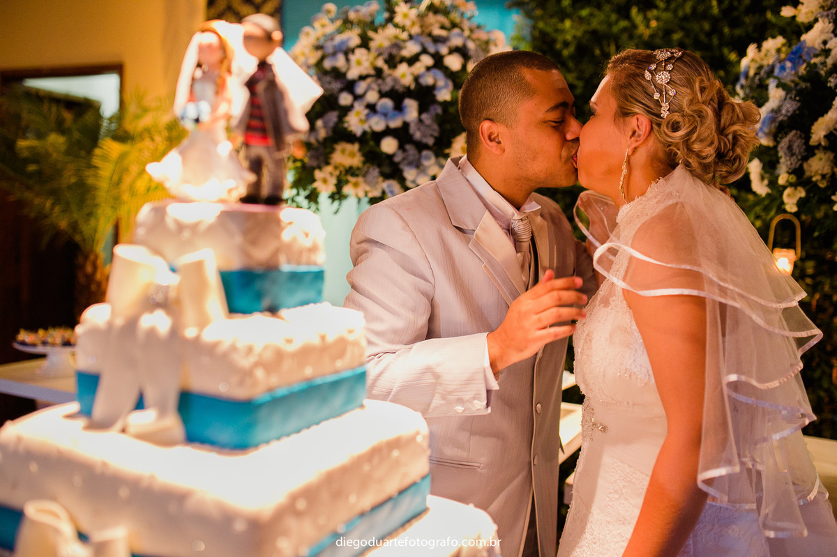 noivos se beijando perto do bolo de casamento, cerimônia de dia, casamento de dia, fotógrafo de casamento RJ, Tijuca, fotógrafo criativo, Rio de janeiro