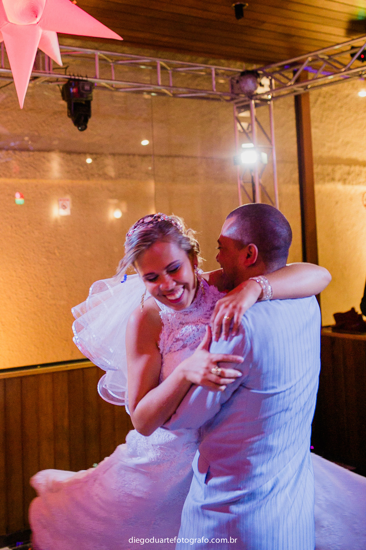 noivo rodando noiva na pista de dança, cerimônia de dia, casamento de dia, fotógrafo de casamento RJ, Tijuca, fotógrafo criativo, Rio de janeiro