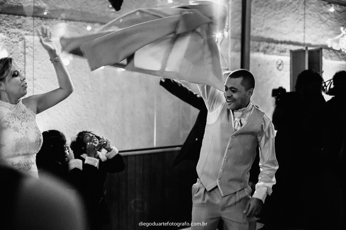 noivo rodando camisa pra noiva, cerimônia de dia, casamento de dia, fotógrafo de casamento RJ, Tijuca, fotógrafo criativo, Rio de janeiro