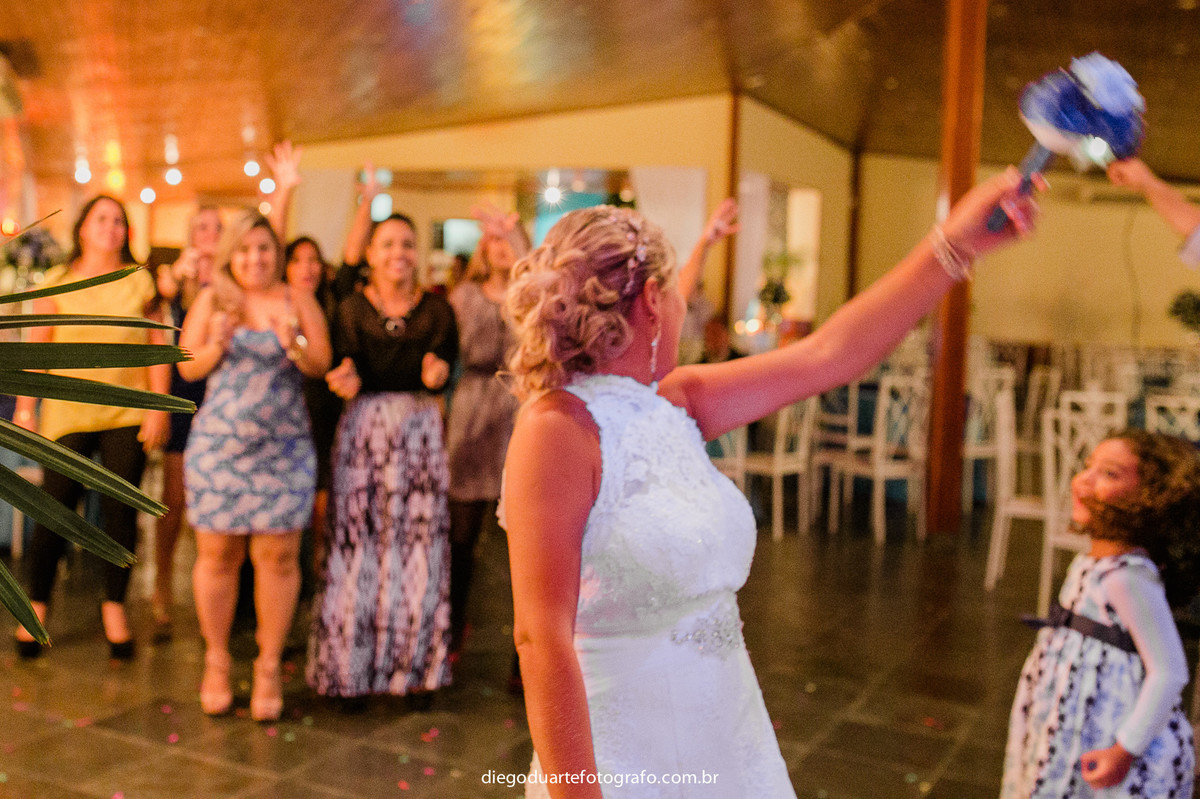 noiva jogando o bouquet para as convidadas, cerimônia de dia, casamento de dia, fotógrafo de casamento RJ, Tijuca, fotógrafo criativo, Rio de janeiro