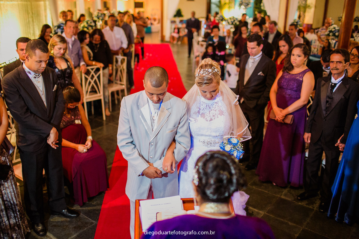 noivos e convidados orando, cerimônia de dia, casamento de dia, fotógrafo de casamento RJ, Tijuca, fotógrafo criativo, Rio de janeiro