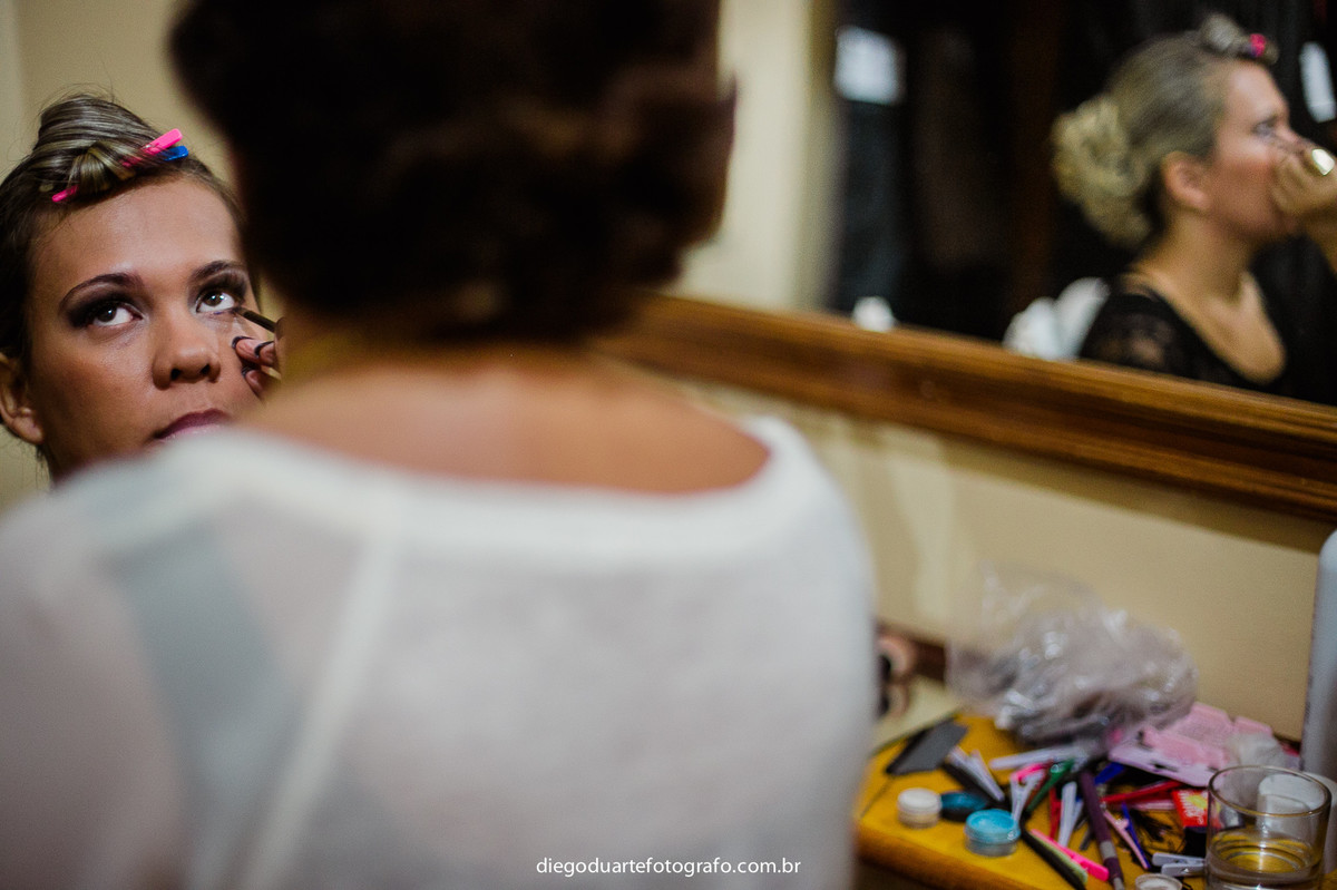 noiva colocando os cílios, cerimônia de dia, casamento de dia, fotógrafo de casamento RJ, Tijuca, fotógrafo criativo, Rio de janeiro