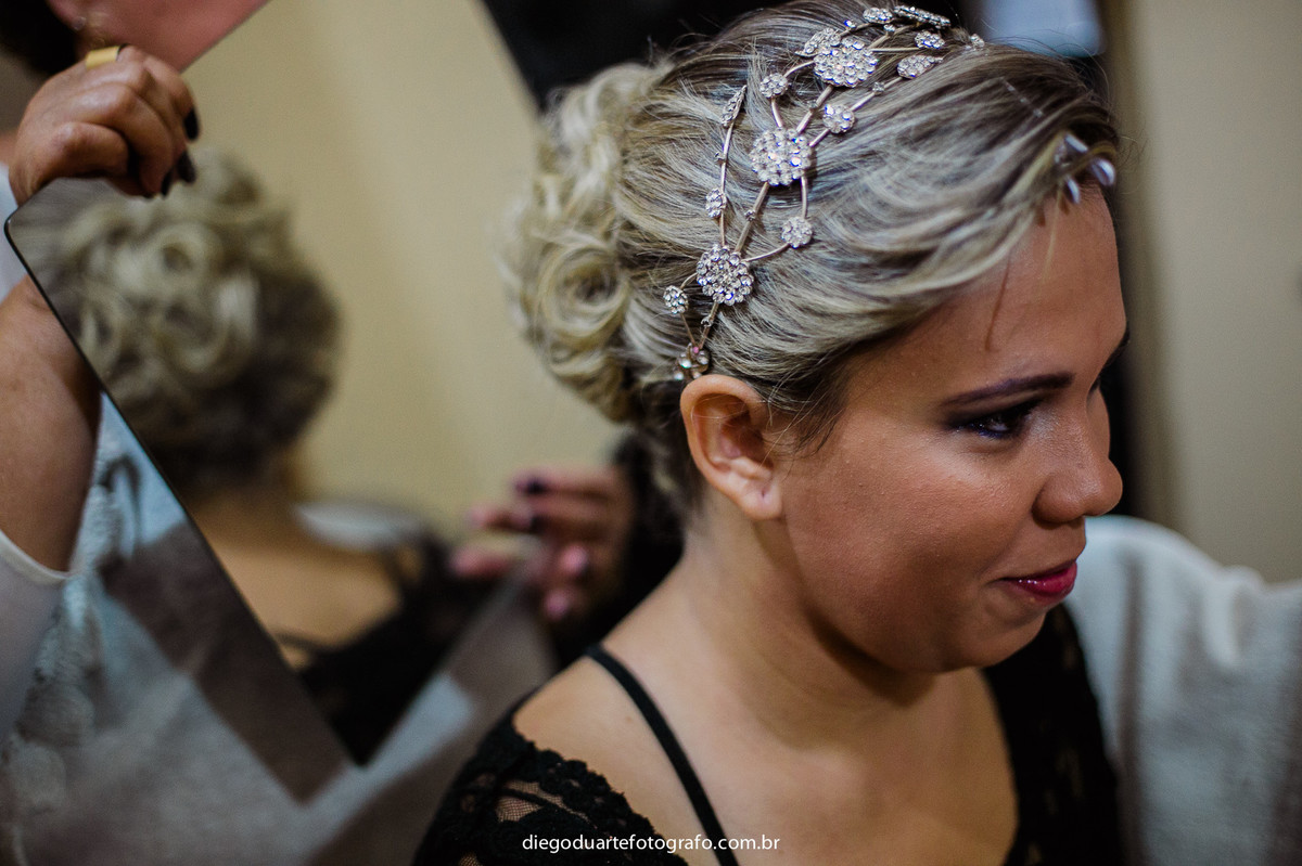 noiva se olhando no espelho antes do casamento,cerimônia de dia, casamento de dia, fotógrafo de casamento RJ, Tijuca, fotógrafo criativo, Rio de janeiro