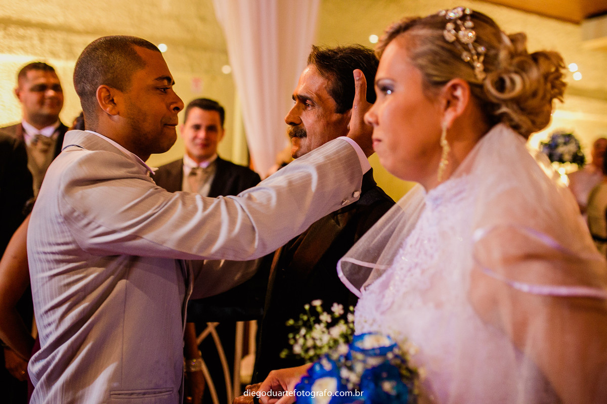 noivo recebendo a noiva das maos do pai, cerimônia de dia, casamento de dia, fotógrafo de casamento RJ, Tijuca, fotógrafo criativo, Rio de janeiro