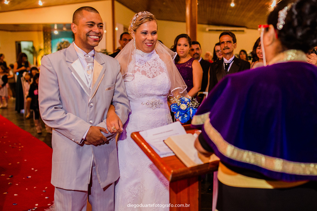 noivos sorridentes na cerimônia, cerimônia de dia, casamento de dia, fotógrafo de casamento RJ, Tijuca, fotógrafo criativo, Rio de janeiro
