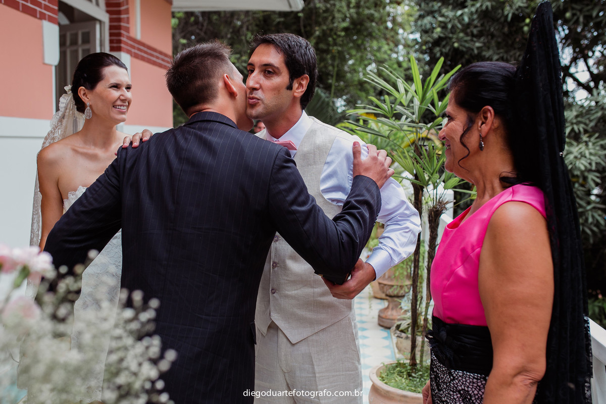 noivo cumprimentando irmão da noiva, fotógrafo de casamento rj, tijuca, fotógrafo criativo 