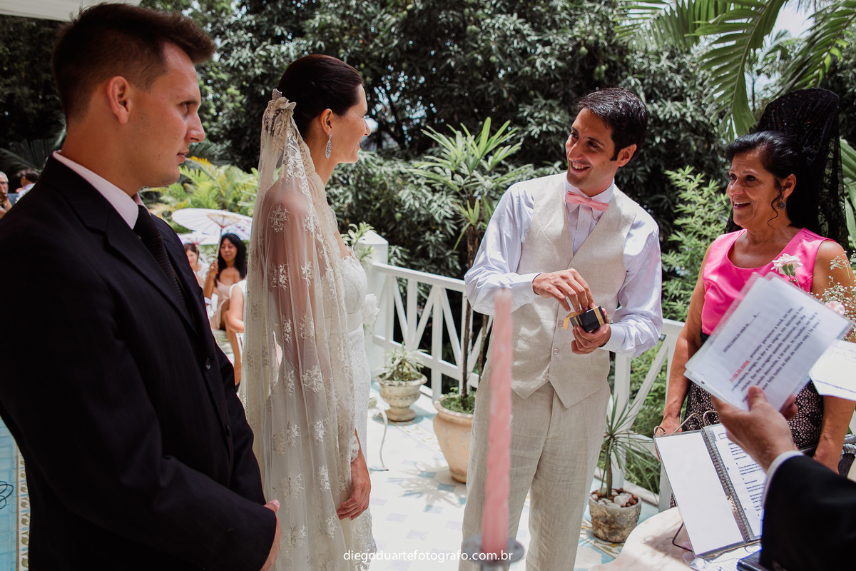 noivo abrindo as alianças de casamento na cerimônia, fotógrafo de casamento rj, Tijuca, fotógrafo criativo, Rio de janeiro