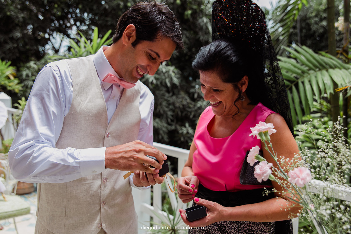 noivo mostrando as alianças para a mãe na cerimônia do casamento, fotógrafo de casamento rj, Tijuca, fotógrafo criativo, Rio de janeiro