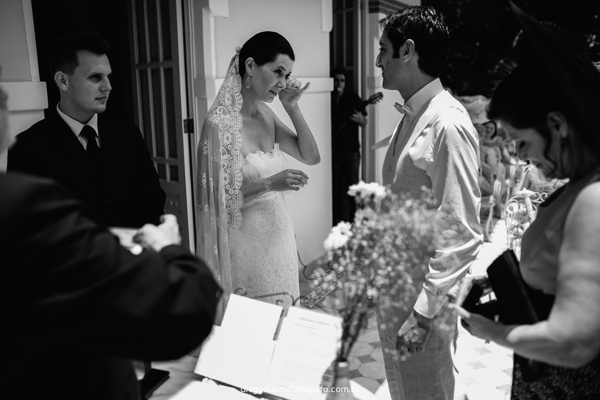 noiva emocionada no casamento diurno