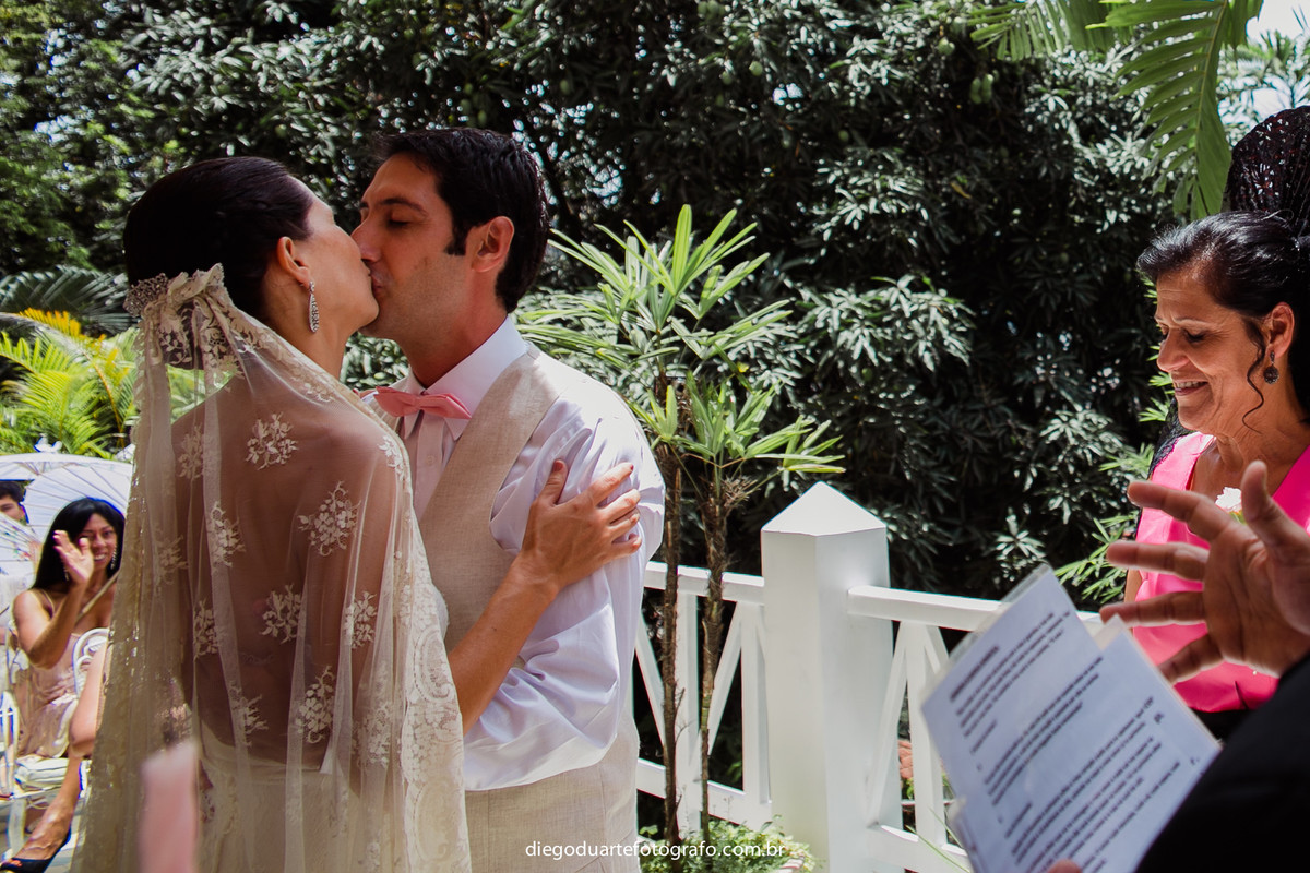 Grande beijo dos noivos na cerimônia diurna,fotógrafo de casamento rj, Tijuca, fotógrafo criativo, Rio de janeiro