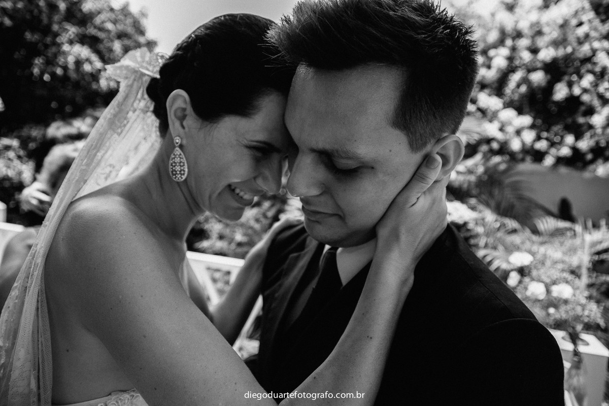 carinho entre a noiva e o irmão, cerimônia de dia, casamento de dia, fotógrafo de casamento RJ, Tijuca, fotógrafo criativo, Rio de janeiro