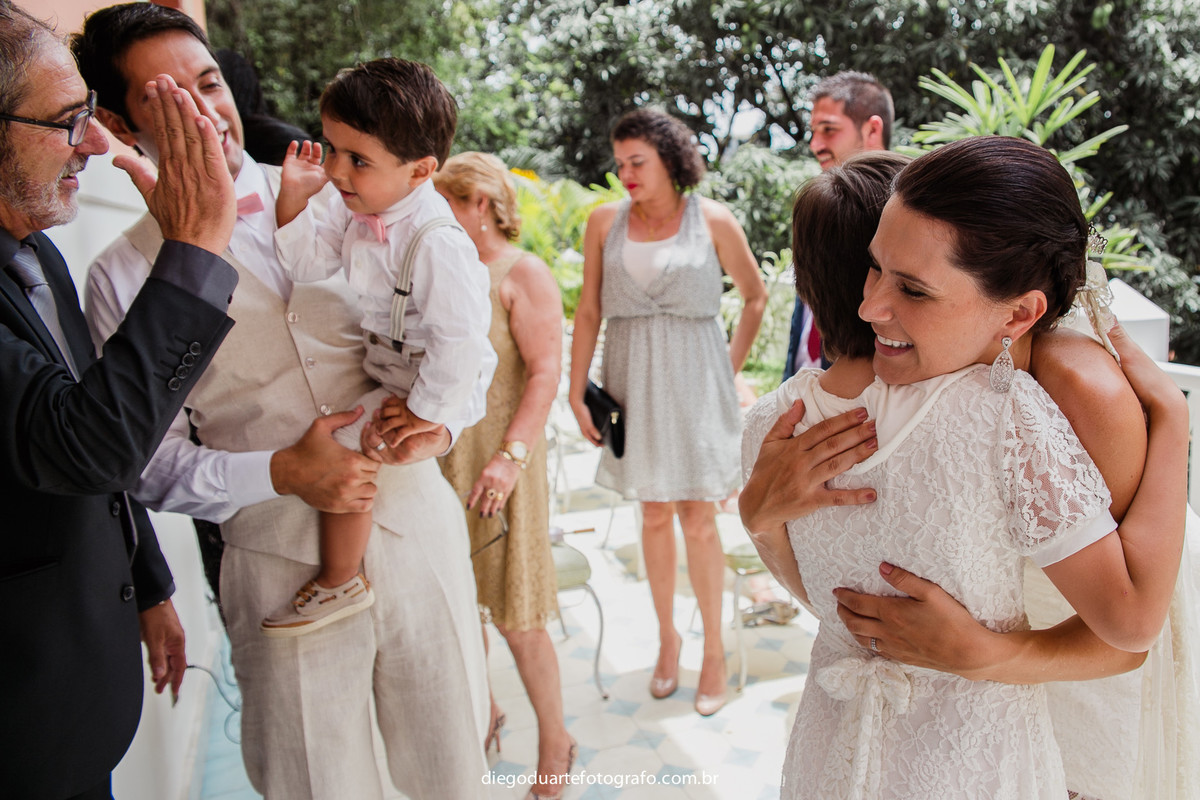 noiva com noivo e convidados e padrinhos, cerimônia de dia, casamento de dia, fotógrafo de casamento RJ, Tijuca, fotógrafo criativo, Rio de janeiro
