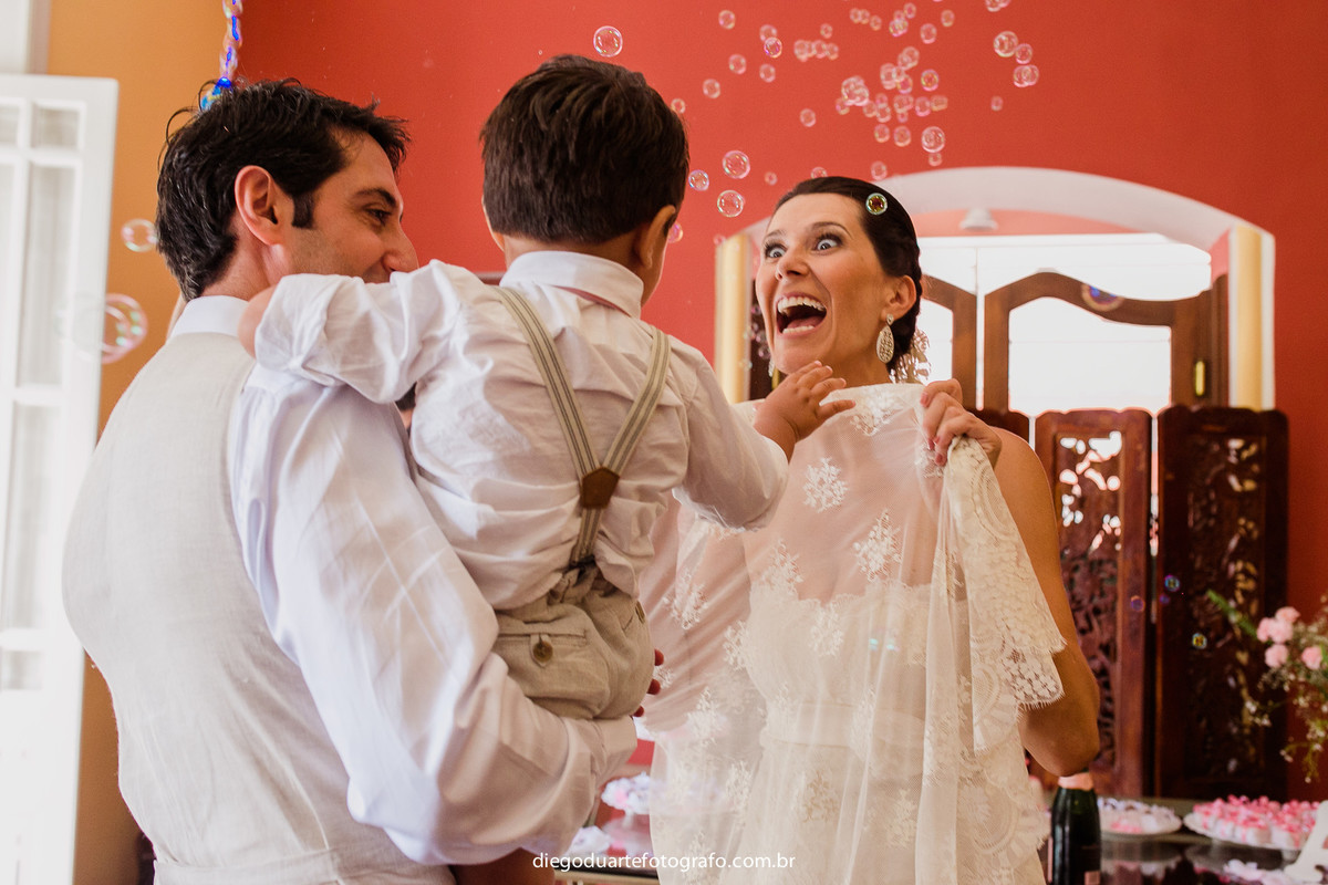 casal de noivos brincando com o filho, cerimônia de dia, casamento de dia, fotógrafo de casamento RJ, Tijuca, fotógrafo criativo, Rio de janeiro