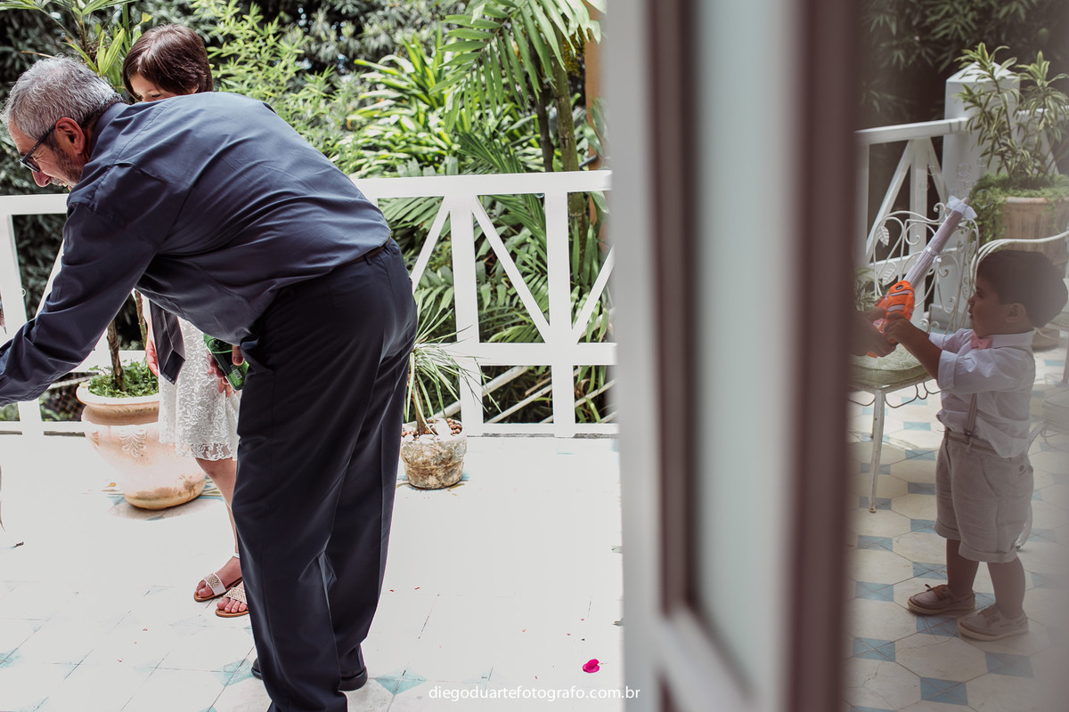 pai do noivo brincando com o neto, cerimônia de dia, casamento de dia, fotógrafo de casamento RJ, Tijuca, fotógrafo criativo, Rio de janeiro