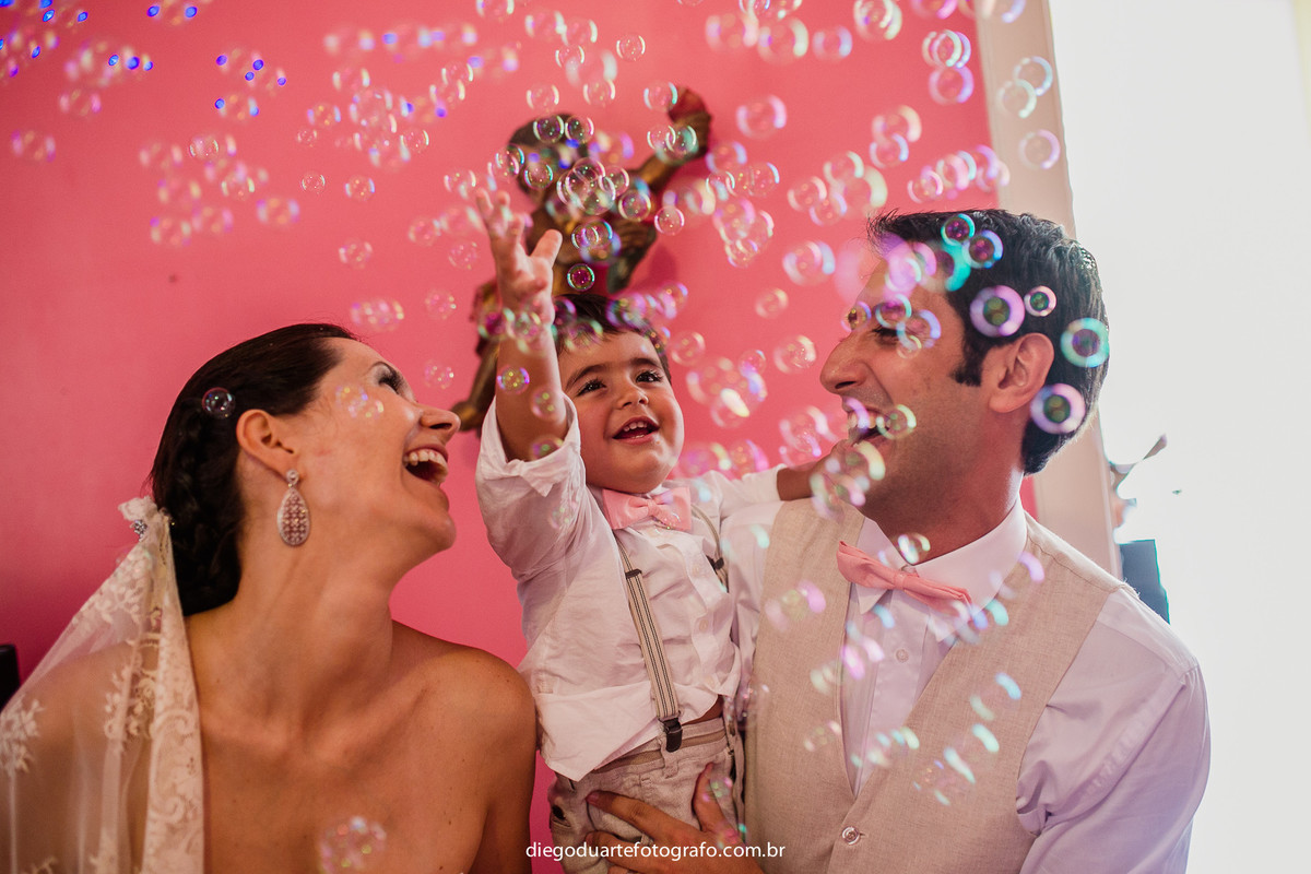 noivo e noiva brincando com o filho, cerimônia de dia, casamento de dia, fotógrafo de casamento RJ, Tijuca, fotógrafo criativo, Rio de janeiro
