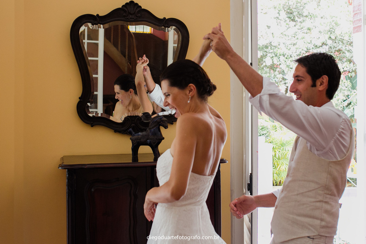 casal de noivos dançando depois da cerimônia de casamento, cerimônia de dia, casamento de dia, fotógrafo de casamento RJ, Tijuca, fotógrafo criativo, Rio de janeiro