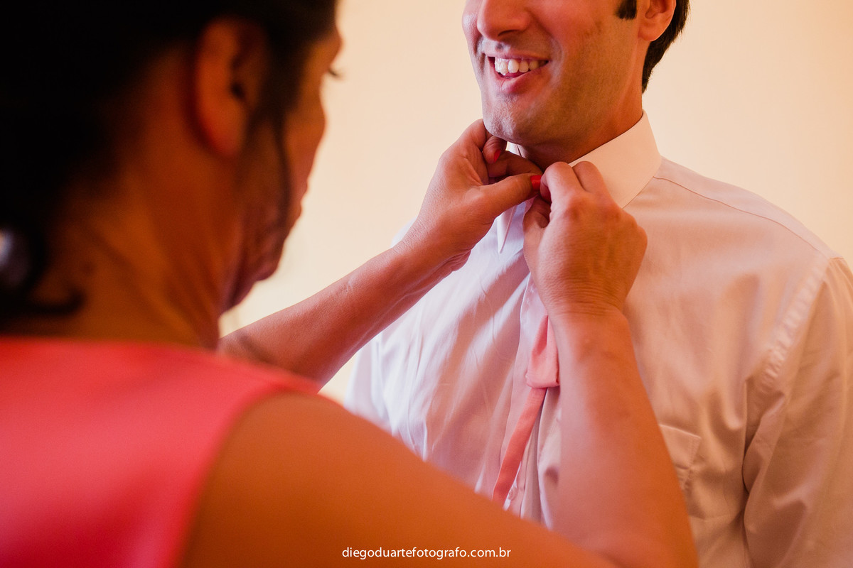 Mãe ajudando o noivo a se vestir, fotografo de casamento rj, fotografo, tijuca, casamento de dia