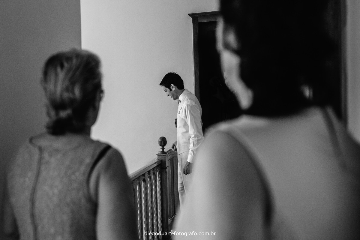 Mãe do noivo olhando o filho pronto, fotografo de casamento rj , fotografo, tijuca, casamento de dia 