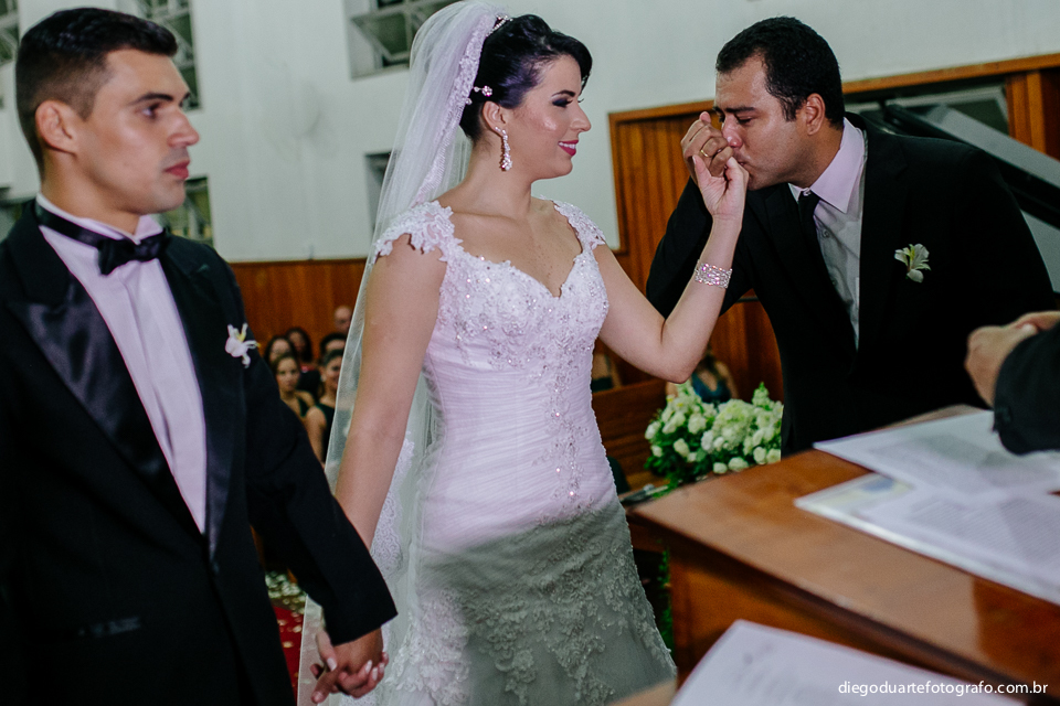 padrinho beijando a mao da noiva, vestido de casamento, noivo feliz, fotografo de casamento rj, rio de janeiro, tijuca, casamento de dia
