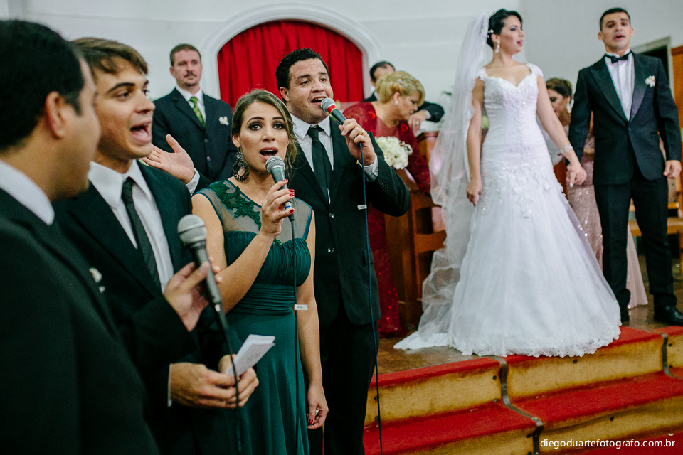 padrinhos cantando louvor para os noivos, noivos cantando, vestido de noiva, cerimonia crista, fotografo de casamento rj, rio de janeiro, tijuca, casamento de dia