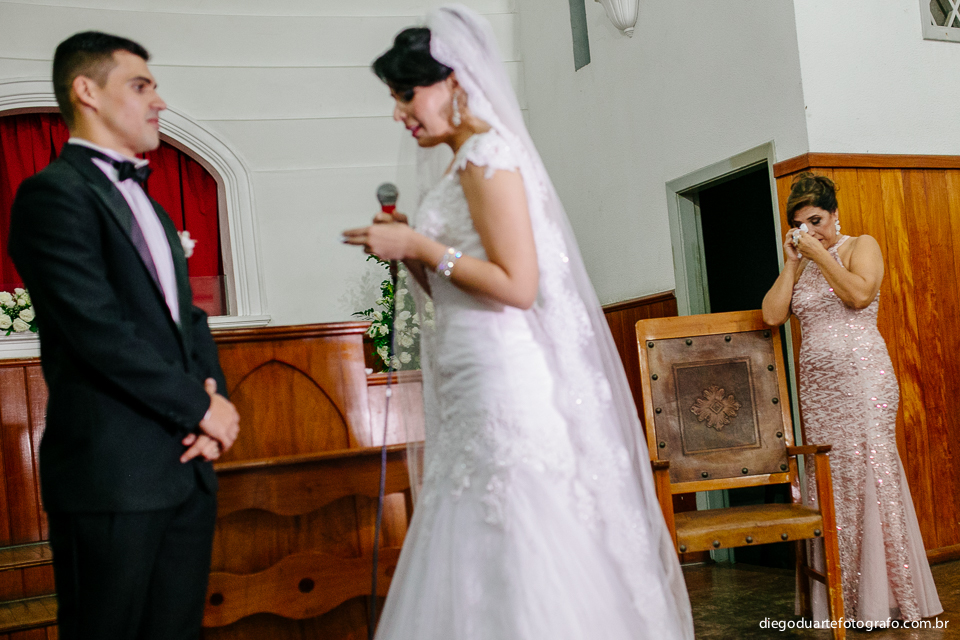 noiva lendo votos para o noivo, mãe do noivo chorando, vestido de casamento rj, igreja evangélica, fotografo de casamento rj, rio de janeiro, tijuca, casamento de dia