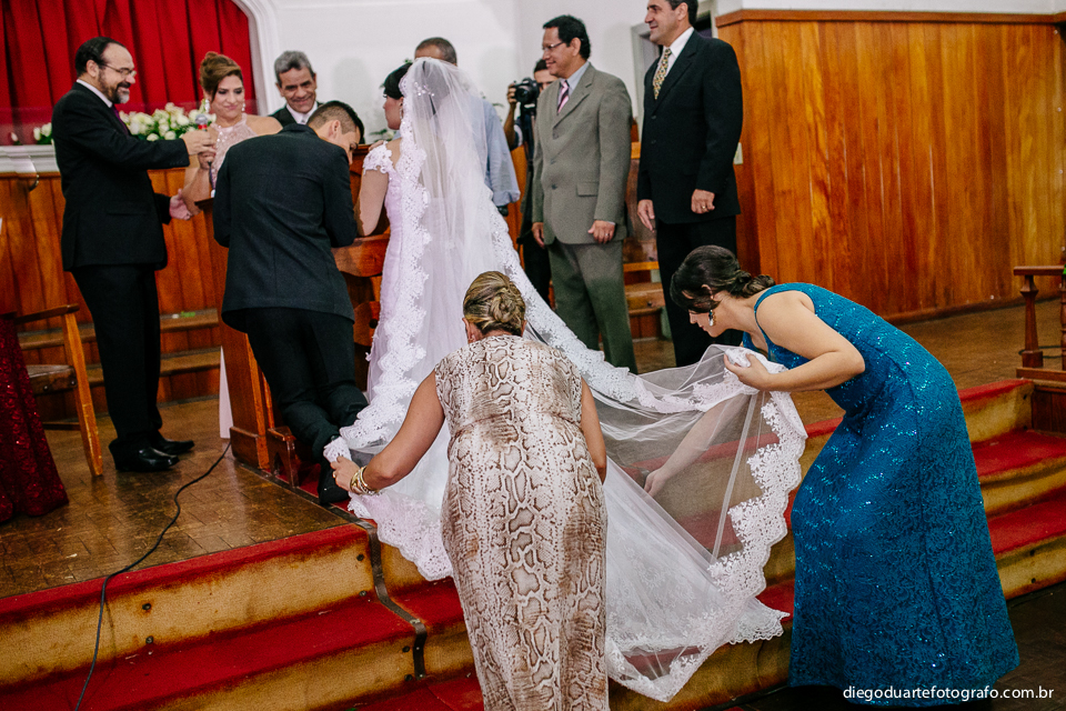 cerimonialista ajeita vestido de noiva, veu da noiva, celebração do casamento, fotografo de casamento rj, rio de janeiro, tijuca, casamento de dia