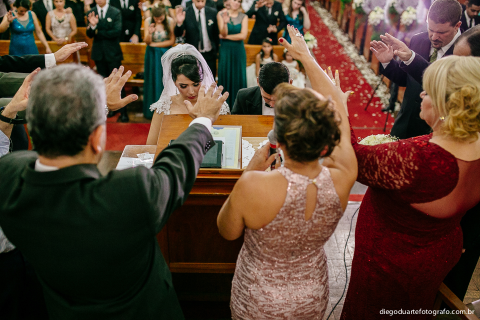 família orando pelos noivos, parto pregando, noivos de joelho, fotografo de casamento rj, rio de janeiro, tijuca, casamento de dia