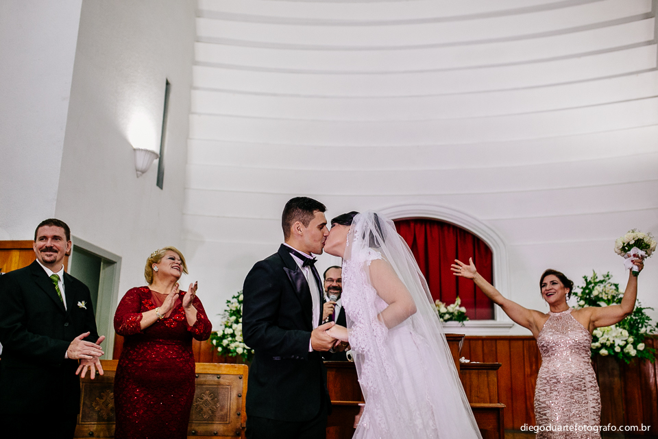 foto do beijo dos noivos, cerimonia crista, pais dos noivos felizes, fotografo de casamento rj, rio de janeiro, tijuca, casamento de dia