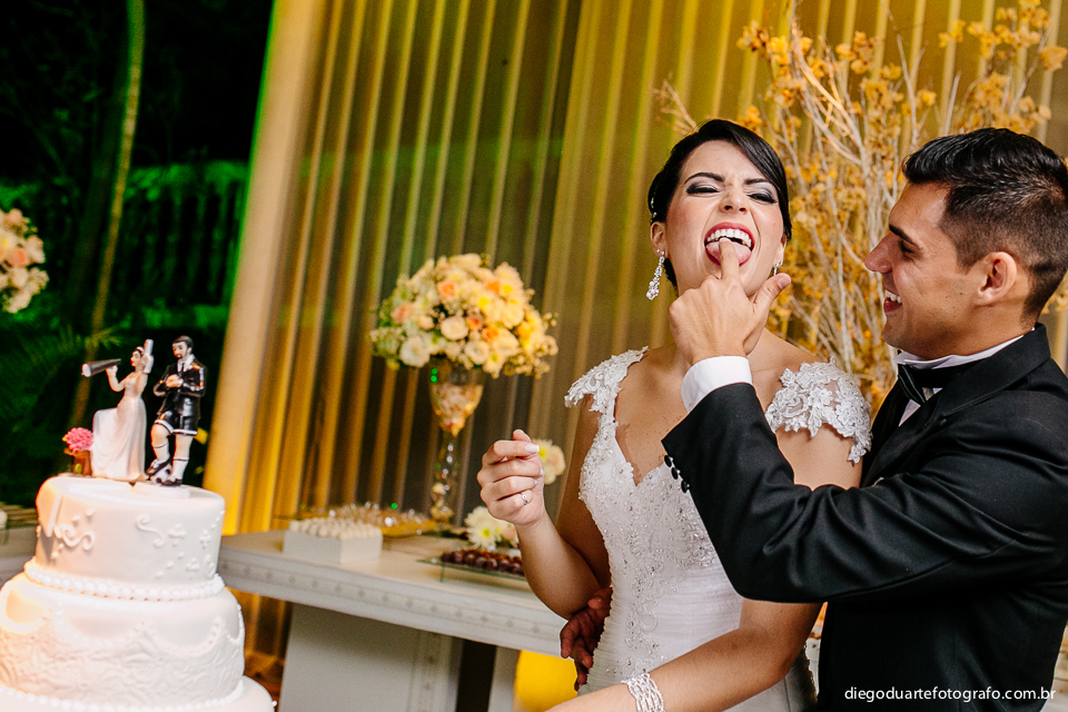 noiva provando bolo de casamento, topo de noivos, noivos brincando, fotografo de casamento rj, rio de janeiro, tijuca, casamento de dia