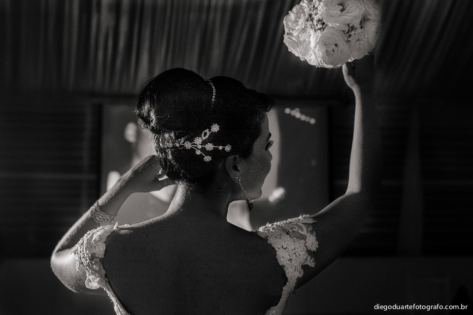 noiva com seu bouquet, silueta da noiva, foto criativa, fotografo de casamento rj, rio de janeiro, tijuca, casamento de dia
