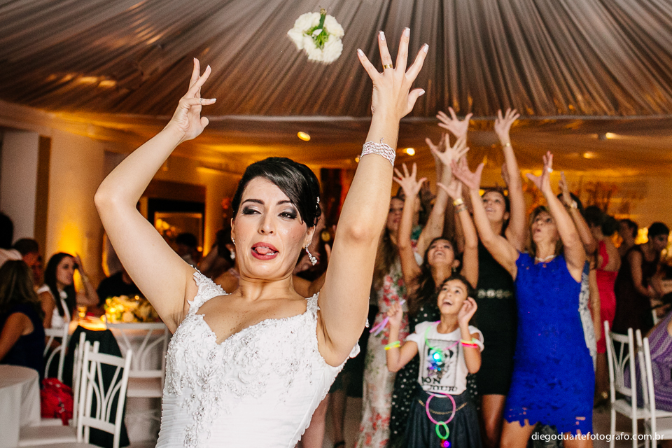 noiva jogando bouquet para convidados, noiva linda, vestido de noiva, vestido para casamento, fotografo de casamento rj, rio de janeiro, tijuca, casamento de dia