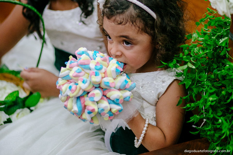 daminha comendo bouquet de casamento, roupa da daminha, casamento evangélico, fotografo de casamento rj, rio de janeiro, tijuca, casamento de dia