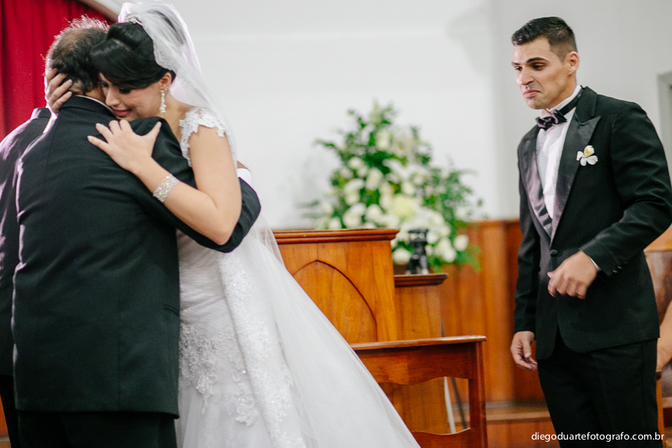 noiva abraça o avo e chora, vestido de noiva, roupa do noivo, cerimonia evangélica, 