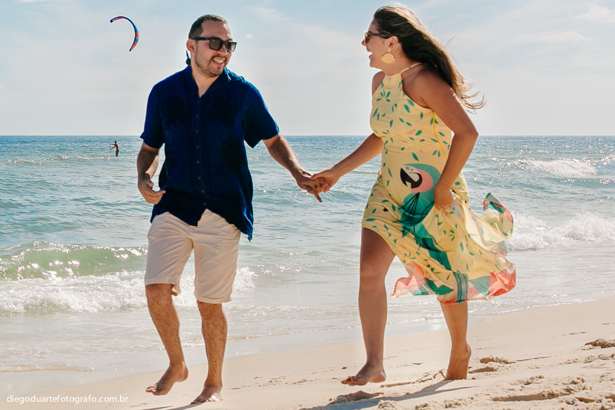 ensaio de casal na praia, ensaio divertido, ensaio na praia, ensaio pre wedding , vou casar, praia da barra, grumari, prainha