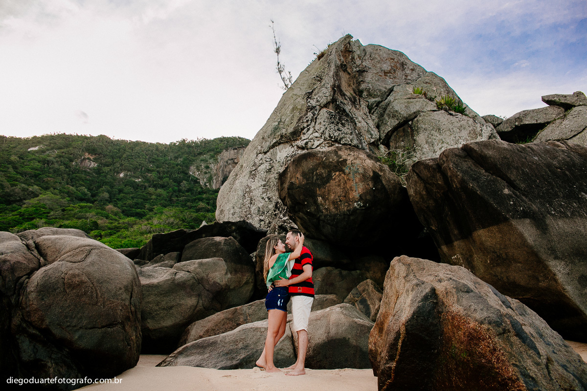 ensaio de casal na praia, ensaio divertido, ensaio na praia, ensaio pre wedding , vou casar, praia da barra da tijuca, prainha, grumari, mengao, flamengo, uma vez flamengo, casal flamenguista, raca rubro negra, ensaio de casal flamenguista, sou flamengo