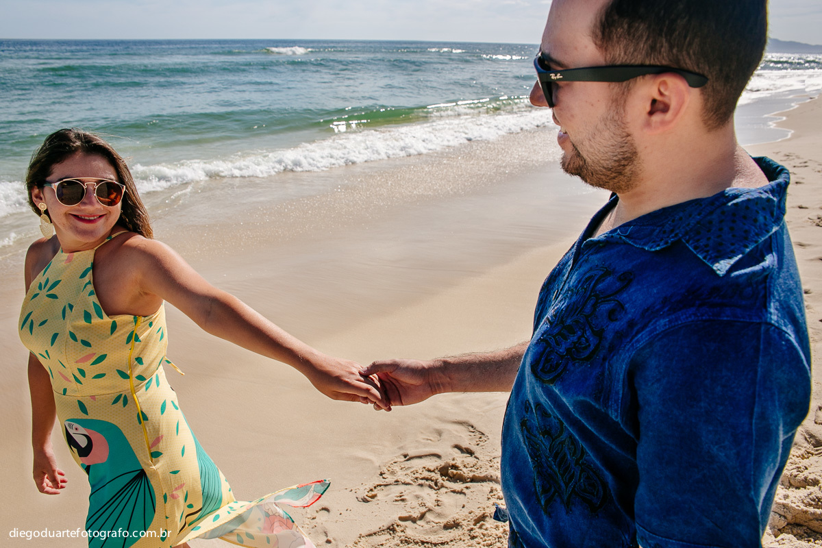 ensaio de casal na praia, ensaio divertido, ensaio na praia, ensaio pre wedding , vou casar, praia da barra da tijuca, prainha, grumari
