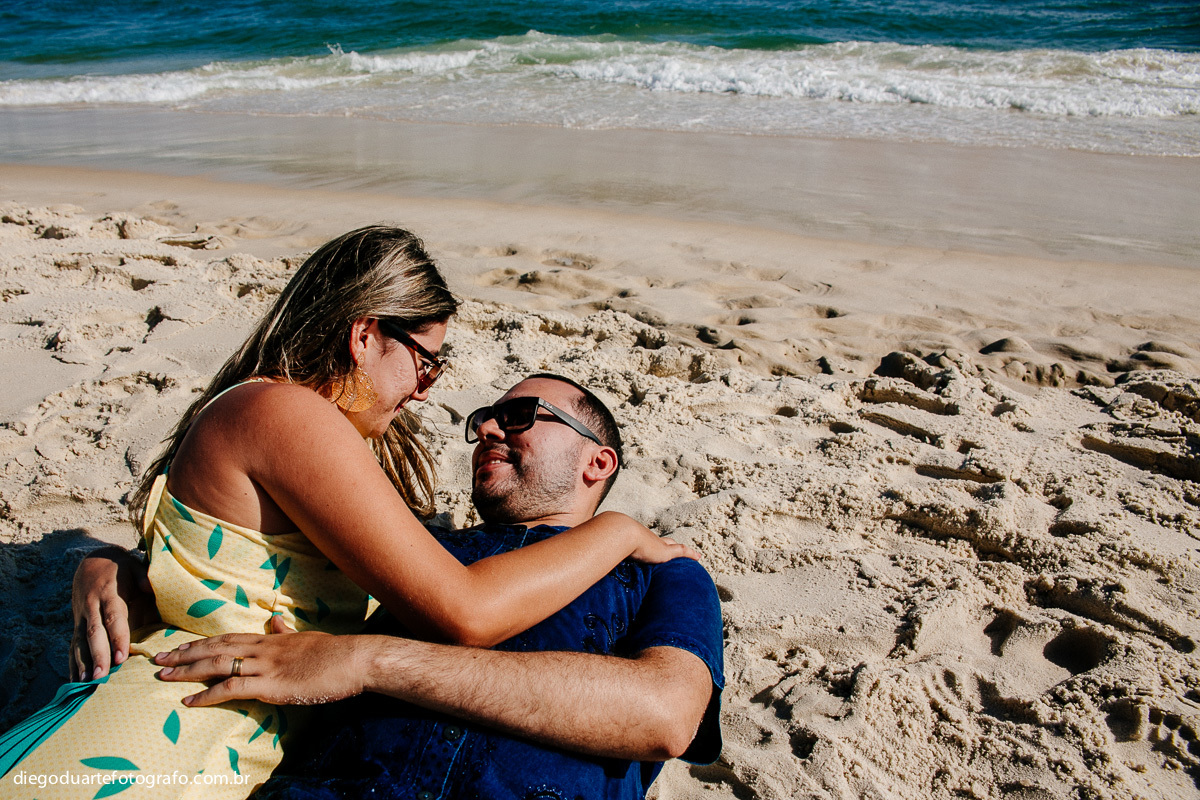 ensaio de casal na praia, ensaio divertido, ensaio na praia, ensaio pre wedding , vou casar, praia da barra da tijuca, prainha, grumari